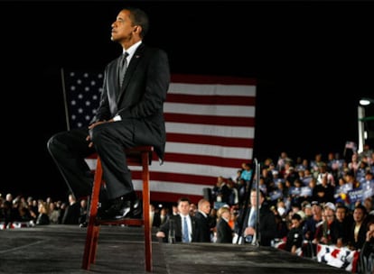 El senador por Illinois y candidato demócrata a la Presidencia de EE UU, Barack Obama, escucha un discurso del ex presidente Bill Clinton en un acto electoral el 29 de octubre en Orlando (Florida). 
Foto: AFP