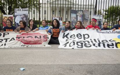 Manifestantes frente a la Casa Blanca para pedir el fin de las deportaciones.