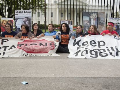 Manifestantes frente a la Casa Blanca para pedir el fin de las deportaciones.