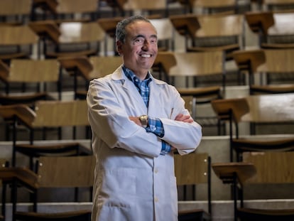 Carlos Martín Montañés, microbiólogo que lidera la investigación de la vacuna española contra la tuberculosis, en la Universidad de Zaragoza, donde desarrolla sus trabajos.
