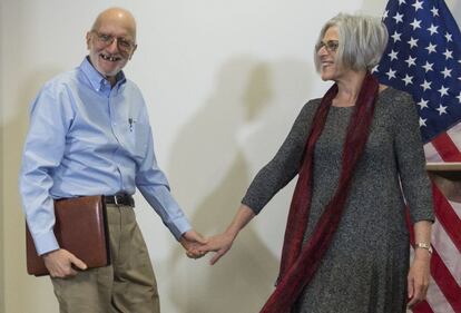 Alan Gross e sua esposa Judy chegam à coletiva de imprensa depois de sua libertação.