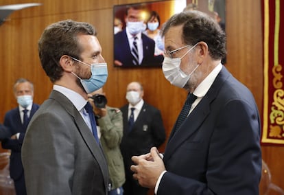 El presidente del PP, Pablo Casado, y el expresidente del Gobierno, Mariano Rajoy, tras la ceremonia de toma de posesión de Feijóo en el Parlamento gallego, el pasado sábado.