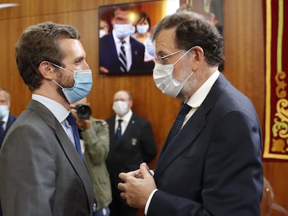 El presidente del PP Pablo Casado, y el expresidente Mariano Rajoy, tras la ceremonia de toma de posesión de Feijóo en el Parlamento gallego.