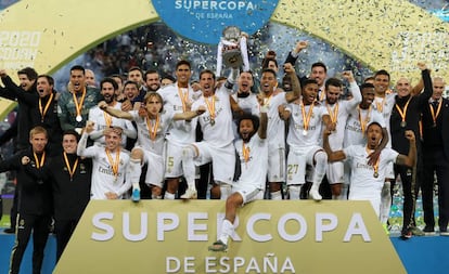 Los jugadores del Real Madrid, con Sergio Ramos levantando el trofeo, celebran la victoria del Madrid ante el Atlético por penaltis en la Supercopa de España.