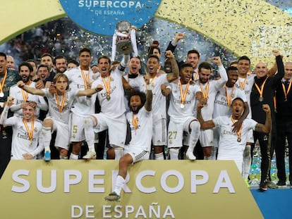 Los jugadores del Real Madrid, con Sergio Ramos levantando el trofeo, celebran la victoria del Madrid ante el Atlético por penaltis en la Supercopa de España.