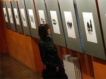Una joven observa los dibujos de Arne Jacobsen, uno de los cuales se reproduce a la derecha.