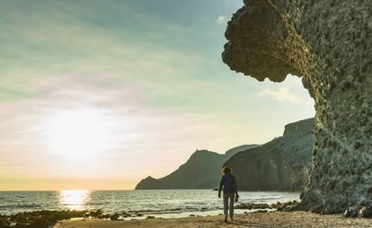 La playa de El Mónsul, en el Parque Nacional de Cabo de Gata, es una de las más concurridas de Almería. Su icónica roca, llamada la Peineta de Mónsul, es un atractivo para los visitantes.