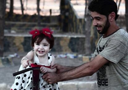 Un hombre juega con una niña en el segundo día del 'Eid el-Adha' o fiesta del sacrificio, la mayor festividad de la comunidad musulmana.