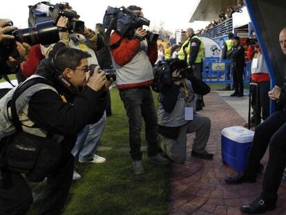 Pepe Mel, en el banquillo antes del inicio del Alcorc&oacute;n-Betis.