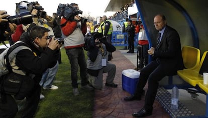 Pepe Mel, en el banquillo antes del inicio del Alcorc&oacute;n-Betis.