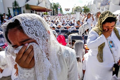 Los hombres y las mujeres, todos vestidos de blanco, esperaban a su líder a ambos lados de la calle donde donde se erige el máximo templo de la iglesia, que tiene su sede en Guadalajara, la segunda ciudad de México.