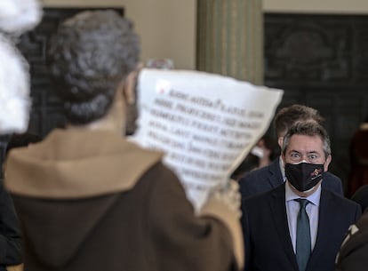 El alcalde de Sevilla, Juan Espadas, en una muestra sobre Semana Santa en el Casino de la Exposición.