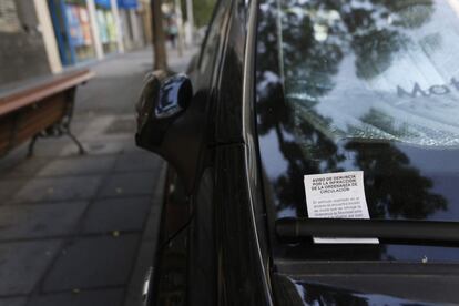 Un coche multado por aparcar en zona SER pese a las restricciones de estacionamiento a los no residentes del protocolo anticontaminación en la Calle San Bernardo.