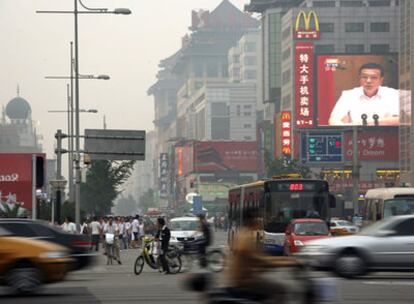 Contaminación en una avenida céntrica de Pekín.