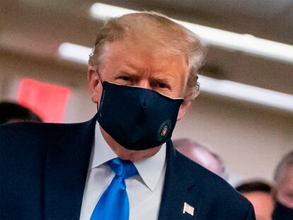 Donald Trump con mascarilla, el 11 de julio durante la visita a un hospital.