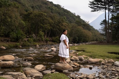 Joahana Chaparro, mujer arhuaca, camina en uno de los ríos cerca a Nabusimake.