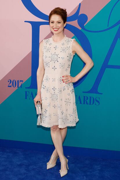 Ellie Kemper lució un vestido corto de Kate Spade.