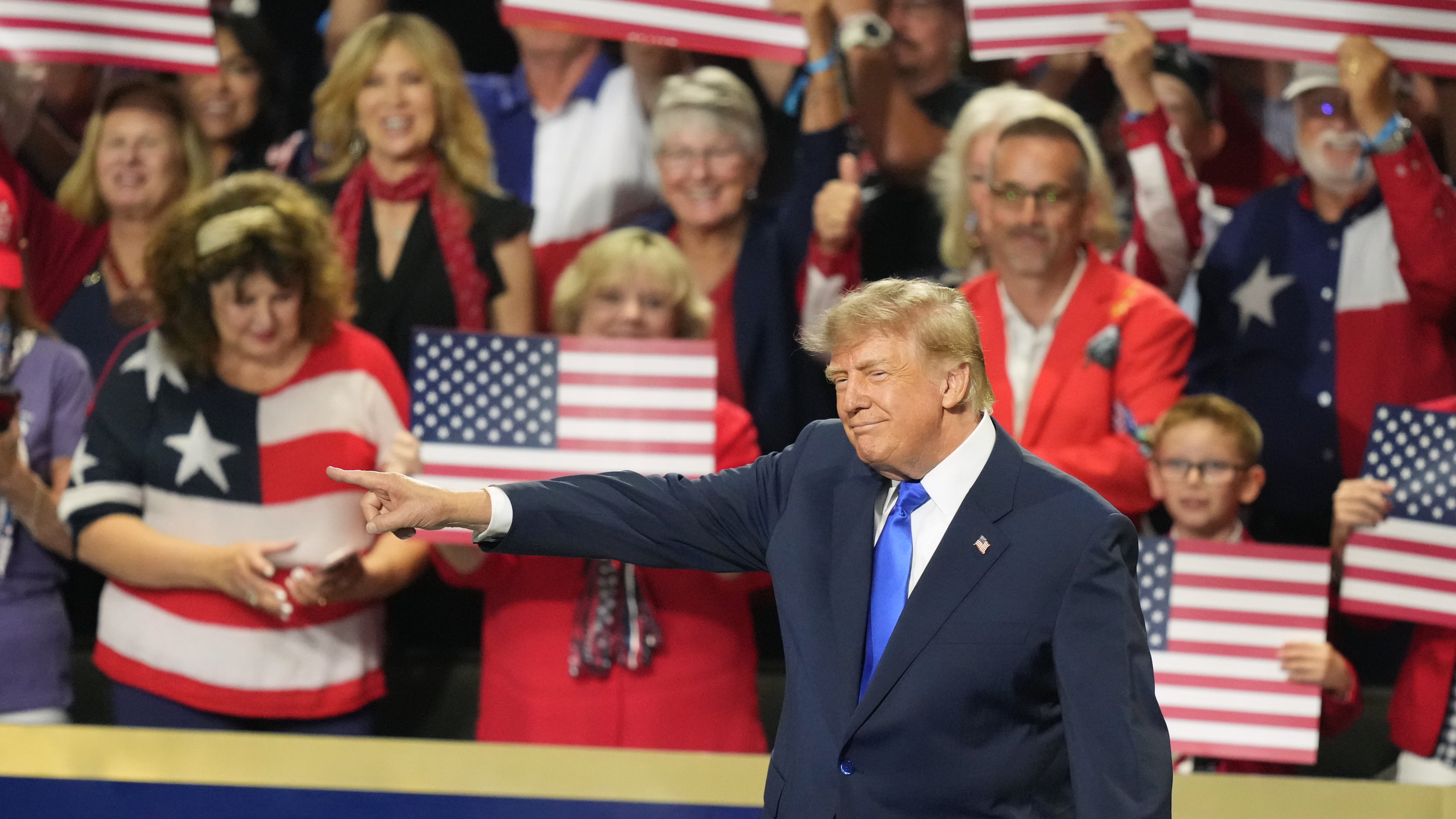 Trump promete en el ‘Trump-a-palooza’ un bono de 5.000 dólares si los republicanos ganan las ‘midterms’