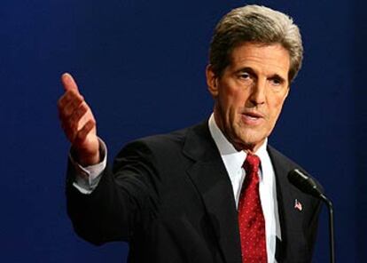 El candidato demócrata, John Kerry, responde a una pregunta del moderador.