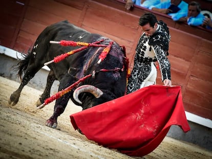 Juan Ortega, al natural ante el primer toro de su lote.
