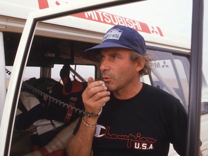 René Metge, en Argelia, preparando el París-Dakar de 1987.