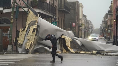 Um homem caminha por uma rua de Nova Orleans em meio aos fortes ventos provocados pela aproximação do furacão Ida, neste domingo.