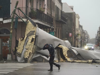 Um homem caminha por uma rua de Nova Orleans em meio aos fortes ventos provocados pela aproximação do furacão Ida, neste domingo.