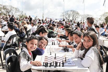 Algunos de los 1.500 participantes en la Jornada de Ajedrez Arte el pasado viernes en el Monumento Nacional a la Bandera, en Rosario (Argentina)