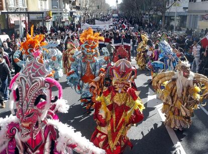 Los diablos cojuelos salieron entre las carrozas del desfile que la comunidad dominicana celebró en la calle de Bravo Murillo.