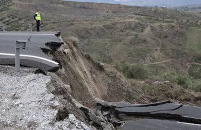 Un técnico observa el hundimiento que afectó a la A-92 en un tramo de 40 metros entre Jun y Guadix (Granada).