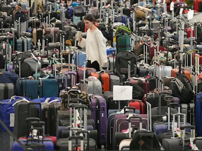 Una mujer en el aeropuerto de Salt Lake City entre maletas perdidas, el pasado 29 de diciembre.
