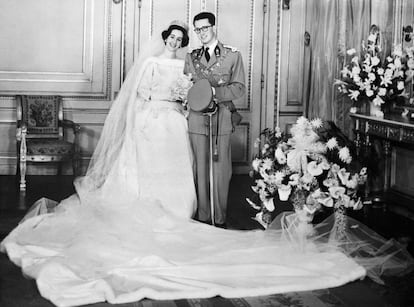 Otra fotografía de la boda de los reyes de Bélgica. Fabiola, que conservó el título de reina pese a enviudar, pasó sus últimos años de vida en el palacio de Stuyvenberg, a las afueras de Bruselas, junto a varias damas de compañía. 