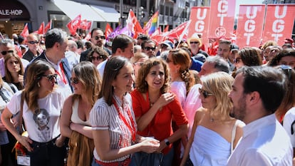 La ministra de Igualdad, Irene Montero, la candidata de Podemos a la Comunidad de Madrid, Alejandra Jacinto, la candidata del PSOE a la capital, Reyes Maroto, la ministra de Hacienda, María Jesús Montero, la vicepresidenta y ministra de Trabajo, Yolanda Díaz, y el ministro de Consumo, Alberto Garzón, este lunes, durante la manifestación del Primero de Mayo en Madrid.