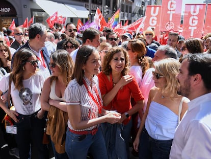 La ministra de Igualdad, Irene Montero, la candidata de Podemos a la Comunidad de Madrid, Alejandra Jacinto, la candidata del PSOE a la capital, Reyes Maroto, la ministra de Hacienda, María Jesús Montero, la vicepresidenta y ministra de Trabajo, Yolanda Díaz, y el ministro de Consumo, Alberto Garzón, este lunes, durante la manifestación del Primero de Mayo en Madrid.