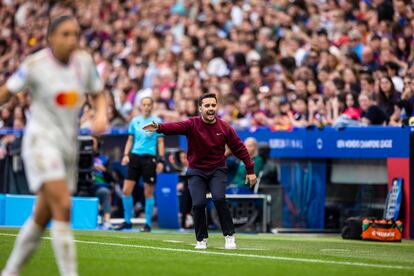 El entrenador del FC Barcelona, Jonatan Giraldez, da instrucciones a las jugadoras.