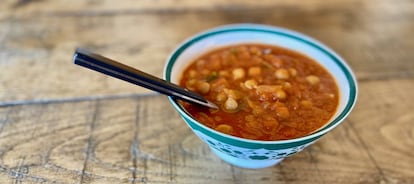 Garbanzos guisados con tomate y menta.