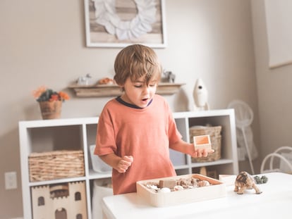 Un niño mira asombrado una caja de juegos.