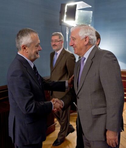 El presidente de la Junta, José Antonio Griñán, saluda al responsable de la Confederación de Empresarios de Andalucía, Santiago Herrero, en el palacio de San Telmo ante la mirada del consejero de Economía, Antonio Ávila.