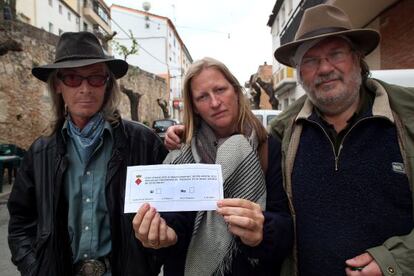 Residents of Rasquera show off the voting form for the referendum on the marijuana plan.