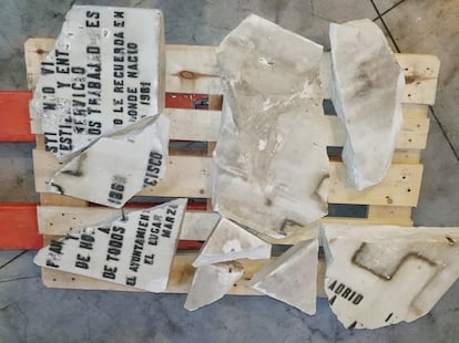 Restos de la placa encontrados en el almacén municipal