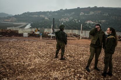 Tropas del Ejército de Israel en el muro de separación en la frontera de Líbano cerca de Metula.