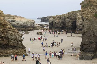 Turistas en la playa de As Catedrais de Ribadeo (Lugo).