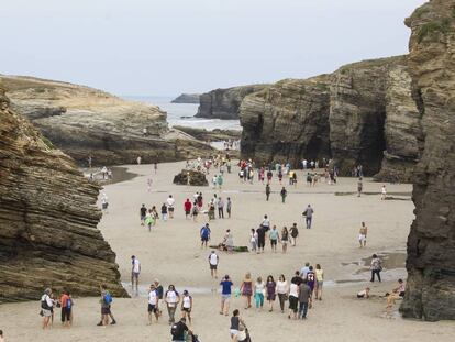 Turistas en la playa de As Catedrais de Ribadeo (Lugo).