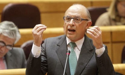 El ministro de Hacienda, Crist&oacute;bal Montoro, esta tarde en el pleno del Senado.