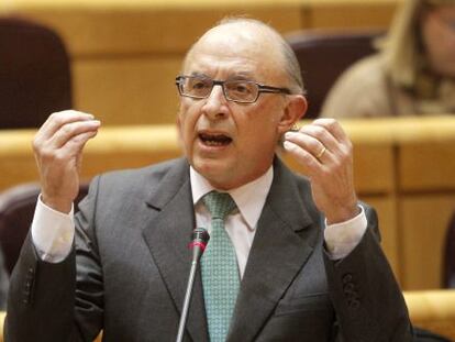 El ministro de Hacienda, Cristóbal Montoro, esta tarde en el pleno del Senado.