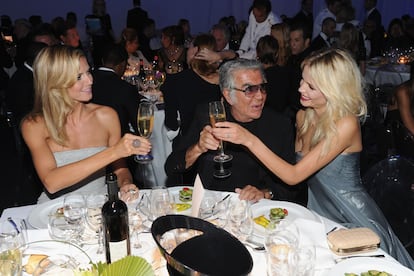 Heidi Klum hace un brindis junto al diseñador Roberto Cavalli y Natasha Poly