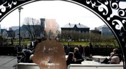 Vista del edificio del Parlamento de Islandia, a través del mirador de una cafetería, en la capital del país, Reikiavik. EFE/archivo