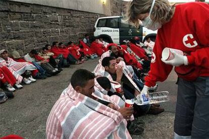 Una voluntaria de la Cruz Roja atiende a los inmigrantes que llegaron a Tarifa.