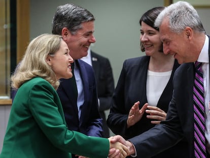 De izquierda a derecha, Nadia Calviño, ministra de Economía de España, Paschal Donohoe, presidente del Eurogrupo, Gintare Skaiste, ministro de Economía de Lituania, y Alfred Kammer, director del departamento europeo del Fondo Monetario Internacional, durante la reunión del Eurogrupo en Bruselas este lunes.