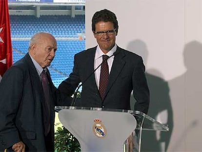 Alfredo di Stéfano, con Fabio Capello durante su presentación como nuevo técnico.
